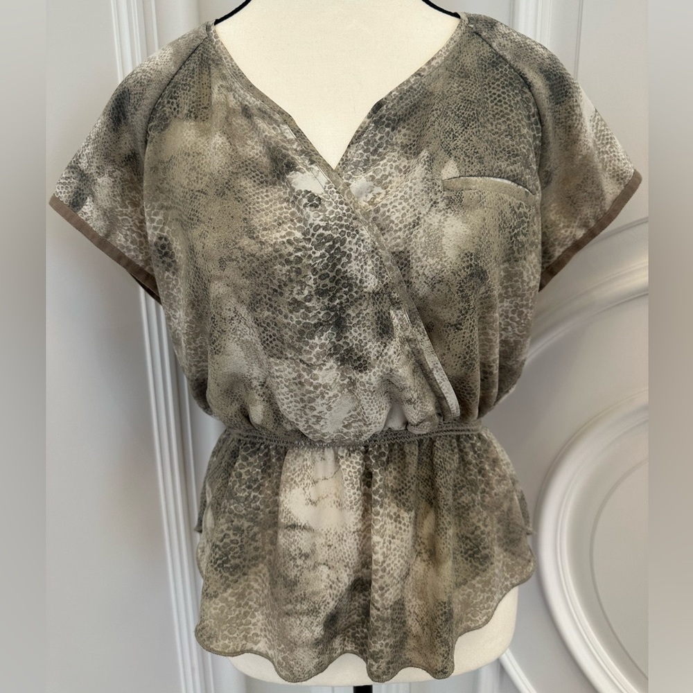 Aritzia Wilfred Y2K Snakeskin Peplum V Neck Top (Size Medium)